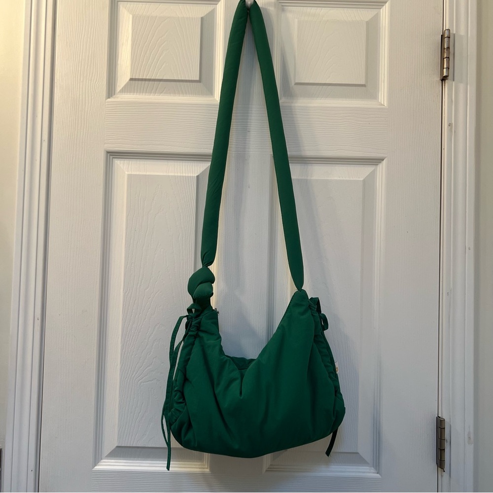 🌱 ‘The Tote Library’ Bag in Green - Picture 3 of 8